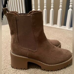 Universal Thread Tan Faux Suede Lug heel Ankle Boots 6.5